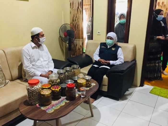 Kakak Menko Polhukam Wafat, Khofifah Takziah di Rumah Induk Mahfud MD di Pamekasan Kakak Menko Polhukam Wafat, Khofifah Takziah di Rumah Induk Mahfud MD di Pamekasan