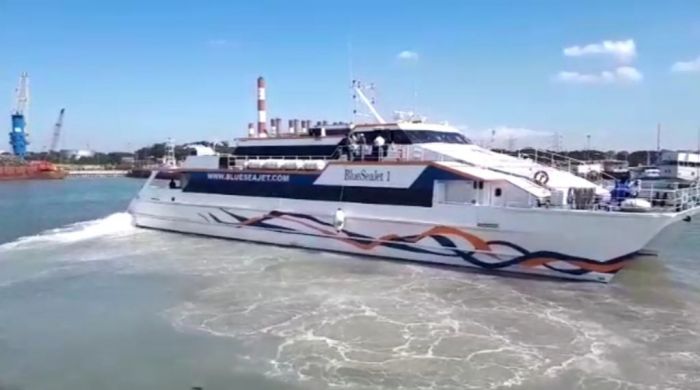 Pemkab Gresik Izinkan Kapal Blue Sea Jet Layani Penyeberangan Gresik-Bawean Pemkab Gresik Izinkan Kapal Blue Sea Jet Layani Penyeberangan Gresik-Bawean