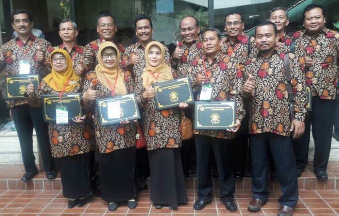 Pemkab Gresik Borong 8 Piala Adiwiyata 2016 Pemkab Gresik Borong 8 Piala Adiwiyata 2016