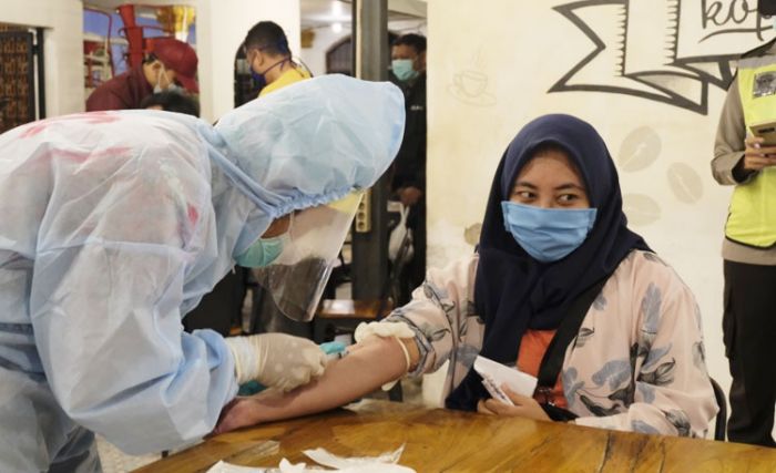 Tekan Covid-19, Pemkot Surabaya Bersama TNI-Polri Gelar Patroli Skala Besar Sasar Cafe-cafe Tekan Covid-19, Pemkot Surabaya Bersama TNI-Polri Gelar Patroli Skala Besar Sasar Cafe-cafe