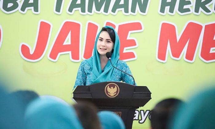 Arumi Bachsin Ajak Masyarakat dan Anggota TP PKK Budidaya Jahe Merah Arumi Bachsin Ajak Masyarakat dan Anggota TP PKK Budidaya Jahe Merah