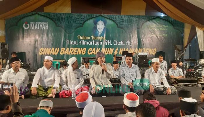 KH. Cholil AG Diberi Gelar Kyai Sapujagat oleh Cak Nun KH. Cholil AG Diberi Gelar Kyai Sapujagat oleh Cak Nun