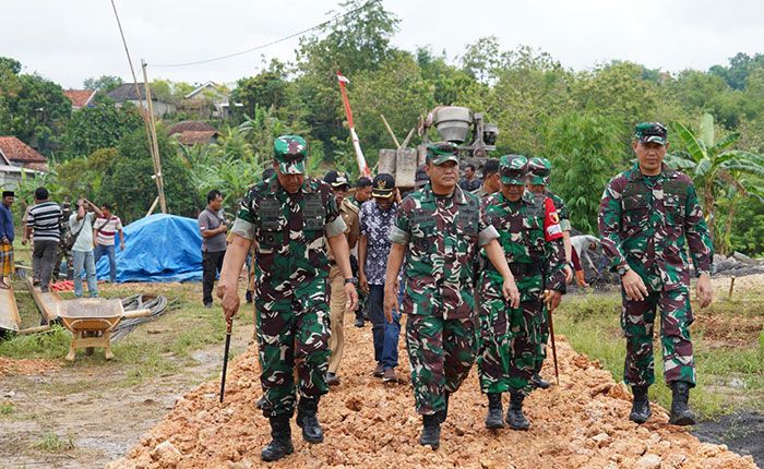 TMMD ke-115 Korem 084/BJ Dibuka Secara Serentak di Gresik dan Pamekasan TMMD ke-115 Korem 084/BJ Dibuka Secara Serentak di Gresik dan Pamekasan