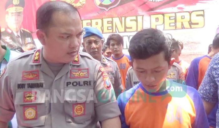 1 Bulan Pacaran, Pemuda Jombang ini Bisa Gagahi Kekasihnya yang Masih SMA hingga 5 Kali 1 Bulan Pacaran, Pemuda Jombang ini Bisa Gagahi Kekasihnya yang Masih SMA hingga 5 Kali