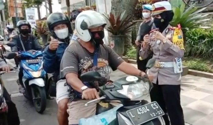 Tidak Mudik dan Patuhi Prokes, Satlantas Polres Batu Berikan Reward Warga Batu