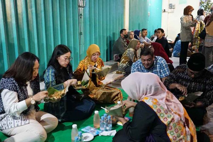 Usai Resmikan Jalan Stasiun, Mbak Wali Rayakan Tahun Baru Sambil Lesehan Makan Pecel Bareng Warga
