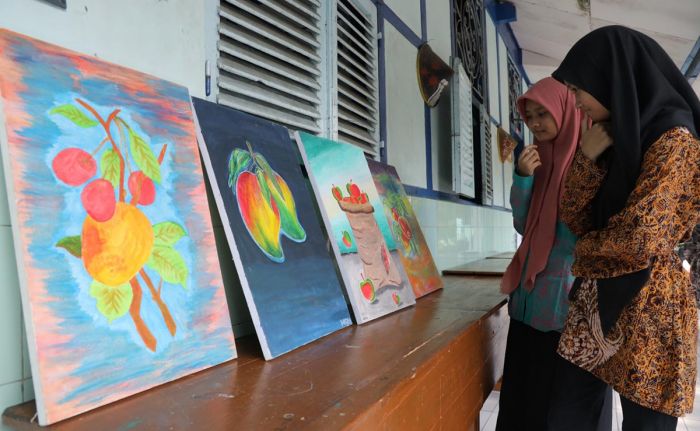 Semangat Hardiknas, Ratusan Siswa SMPN 3 Kediri Berbusana Tradisional