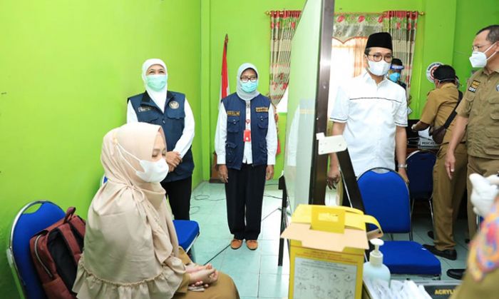 Pastikan Pemberian Dosis Kedua Segera Dimulai, Khofifah Tinjau Pelaksanaan Vaksinasi di Bangkalan Pastikan Pemberian Dosis Kedua Segera Dimulai, Khofifah Tinjau Pelaksanaan Vaksinasi di Bangkalan