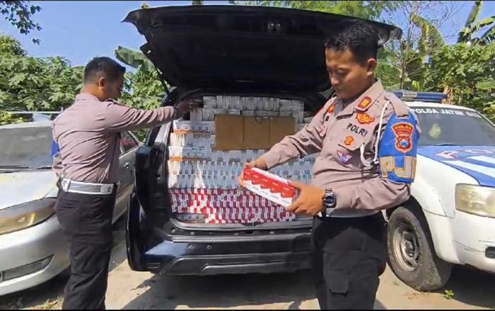 Mobil Berisi Ratusan Slop Rokok Ilegal dan Bong Terjaring Razia di Akses Suramadu, Pengemudi Lolos Mobil Berisi Ratusan Slop Rokok Ilegal dan Bong Terjaring Razia di Akses Suramadu, Pengemudi Lolos