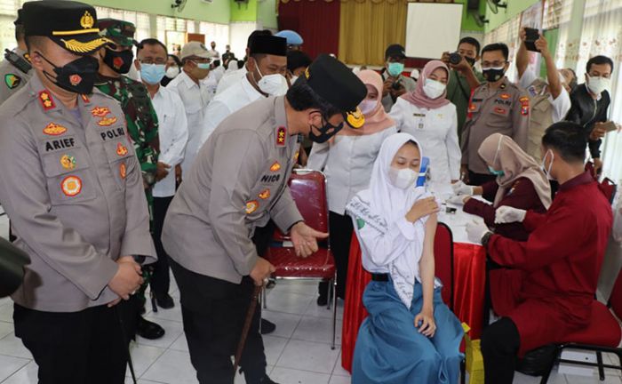 Kapolda Jatim Tinjau Vaksinasi Pelajar di SMAN 1 Gresik