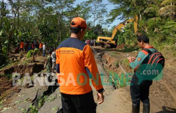 Jalan Ambles, Jalur Utama Trenggalek - Bendungan Putus Total Jalan Ambles, Jalur Utama Trenggalek - Bendungan Putus Total