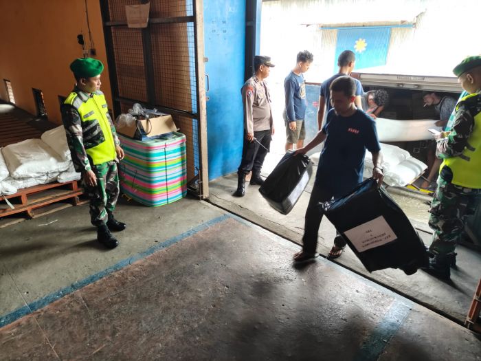 Logistik Pilbup-Pilkada 2024 Lengkap, Polres Ngawi Perketat Penjagaan Gudang KPU Logistik Pilbup-Pilkada 2024 Lengkap, Polres Ngawi Perketat Penjagaan Gudang KPU