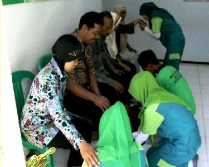 Lulus, Siswa Bondowoso Basuh Kaki Guru dengan Air 7 Sumur