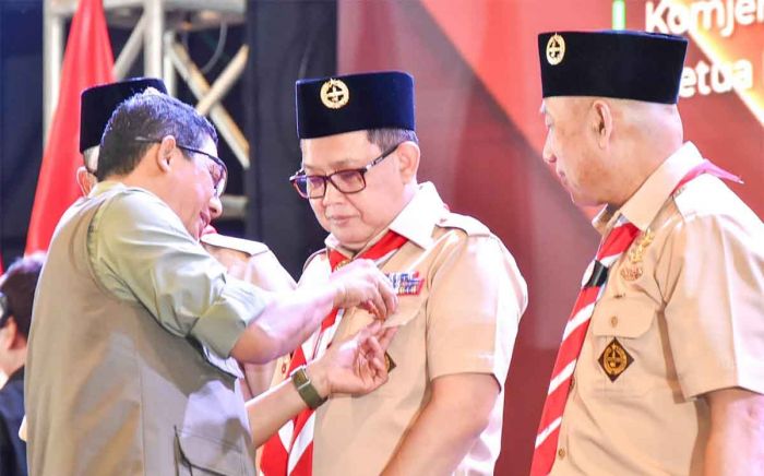 Ketua Kwarda Pramuka Jatim dan Adhy Karyono Terima Penghargaan Pin Emas dari BNPB Ketua Kwarda Pramuka Jatim dan Adhy Karyono Terima Penghargaan Pin Emas dari BNPB