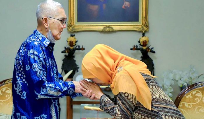 Gubernur Khofifah Sampaikan Duka atas Wafatnya Try Sutrisno
