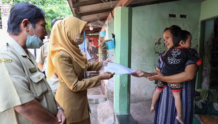 Dispendukcapil Kota Kediri Serahkan Akta Kematian Secara Door to Door Dispendukcapil Kota Kediri Serahkan Akta Kematian Secara Door to Door