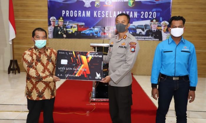 Polres Kediri Berikan Insentif Rp 600 Ribu per Bulan Untuk Sopir Terdampak Covid-19 Polres Kediri Berikan Insentif Rp 600 Ribu per Bulan Untuk Sopir Terdampak Covid-19