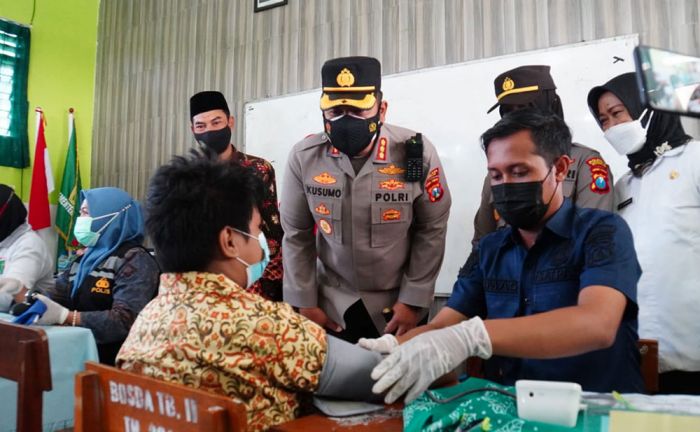 Kapolresta Sidoarjo Pantau Vaksinasi Dosis Kedua Bagi Anak Usia 6-11 Tahun di MI Negeri 2 Sedati