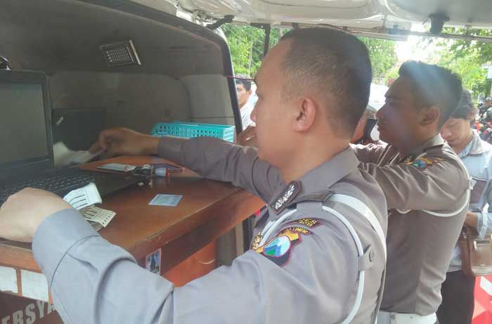 Program "Bapak Salim" Diserbu Pembayar Pajak Kendaraan Bermotor Program "Bapak Salim" Diserbu Pembayar Pajak Kendaraan Bermotor