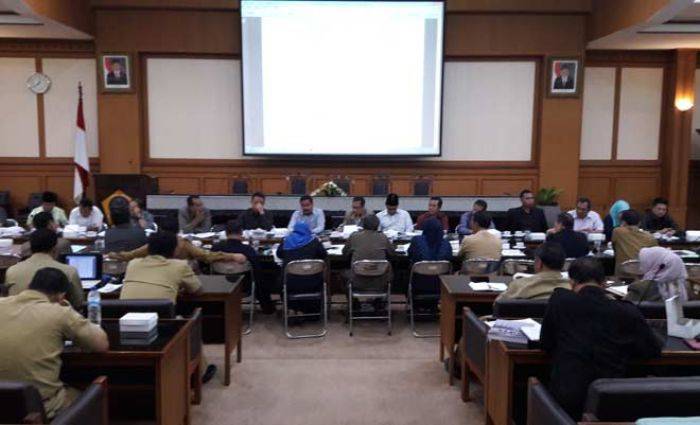 Defisit APBD-P 2016 Tinggi, Banggar-Timang Pemkab Gresik Galau Defisit APBD-P 2016 Tinggi, Banggar-Timang Pemkab Gresik Galau