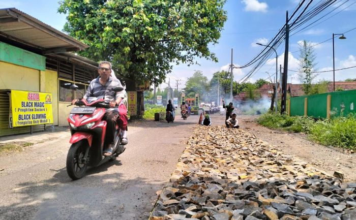 Cegah Kerusakan Kembali, Dinas PU Bina Marga Kabupaten Pasuruan Tinggikan Jalan Gununggangsir