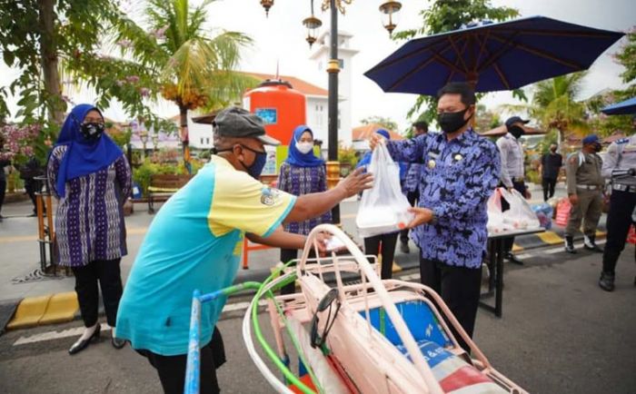 Wali Kota Madiun Bagikan 2.000 Bungkus Nasi Sebagai Pengganti Silaturahim dengan Warga