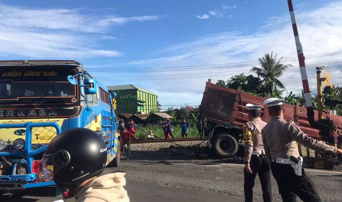 Penjaga Palang Pintu Tertidur, KA Kertanegara Sambar Truk Gandeng di Kota Blitar Penjaga Palang Pintu Tertidur, KA Kertanegara Sambar Truk Gandeng di Kota Blitar