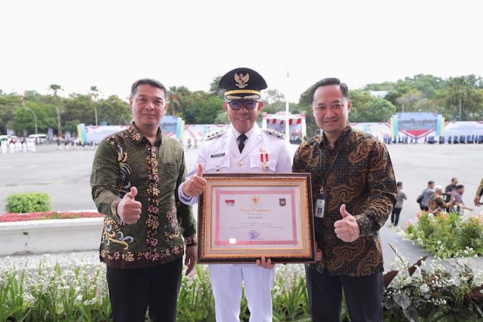 Wali Kota Batu Terima Penghargaan Peringkat 6 Nasional atas Prestasi Kinerja Pemda 2024 Wali Kota Batu Terima Penghargaan Peringkat 6 Nasional atas Prestasi Kinerja Pemda 2024