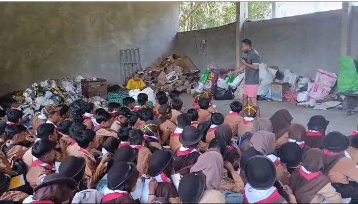 Penutupan MPLS SDN Tambegan, Ajak 50 Siswa Belajar Pengolahan Sampah TPS3R Penutupan MPLS SDN Tambegan, Ajak 50 Siswa Belajar Pengolahan Sampah TPS3R