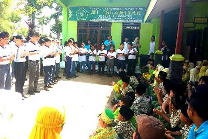 Peringatan Hadiknas, SD Kristen Petra Jombang Kunjungi MI Islamiyah Perak Peringatan Hadiknas, SD Kristen Petra Jombang Kunjungi MI Islamiyah Perak