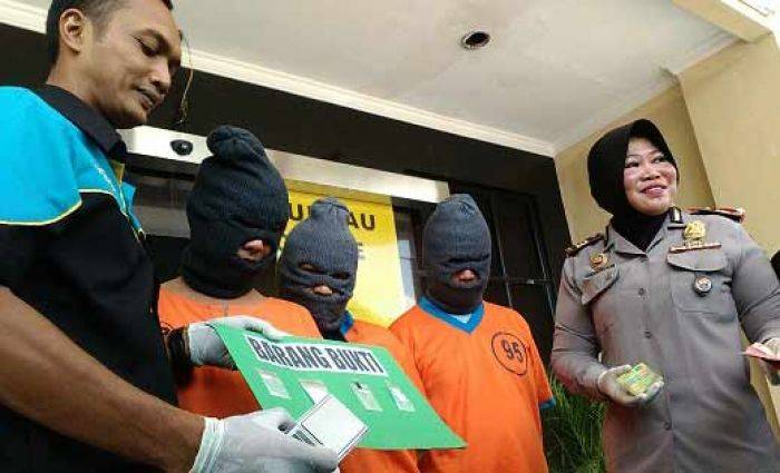 Dua Sejoli di Surabaya Sepakat Edarkan Sabu-Sabu Dua Sejoli di Surabaya Sepakat Edarkan Sabu-Sabu