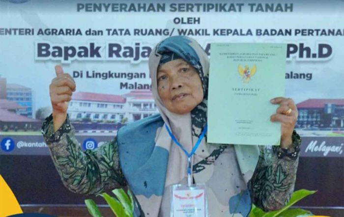 Berkat Program PTSL, Rumah Warga Malang Kini Bersertifikat Sejak 30 Tahun Didirikan Berkat Program PTSL, Rumah Warga Malang Kini Bersertifikat Sejak 30 Tahun Didirikan