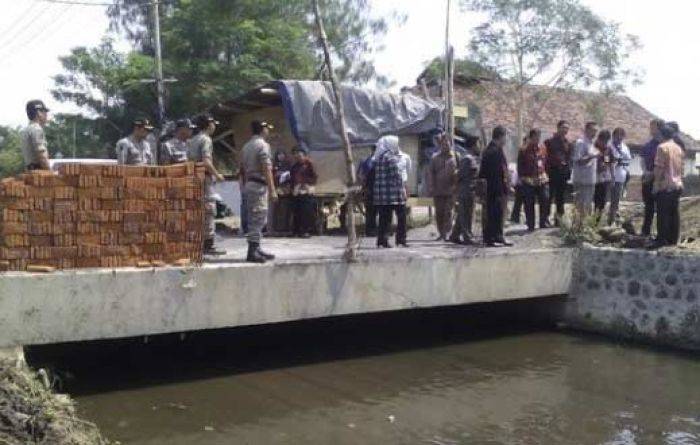 Jembatan Kasbah Terlalu Rendah, Dewan Probolinggo Tuding Dinas Perizinan Lalai Jembatan Kasbah Terlalu Rendah, Dewan Probolinggo Tuding Dinas Perizinan Lalai