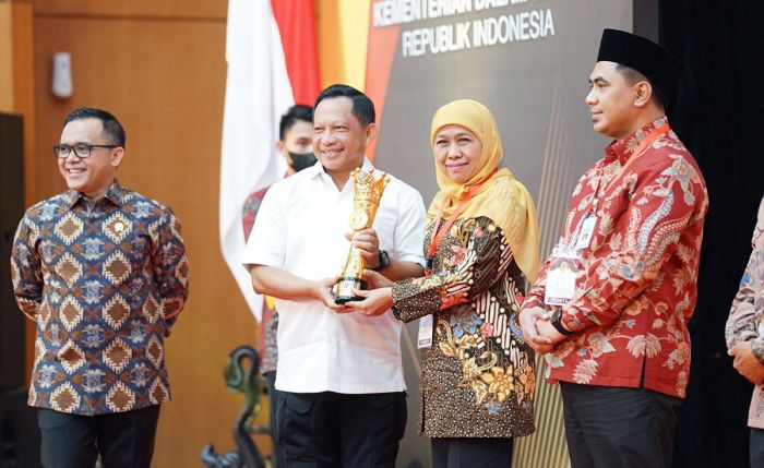 Jatim Raih IGA Award Kemendagri Sebagai Provinsi Terinovatif, Berkat Inovasi Samsat 4.0 dan Eko-Tren Jatim Raih IGA Award Kemendagri Sebagai Provinsi Terinovatif, Berkat Inovasi Samsat 4.0 dan Eko-Tren