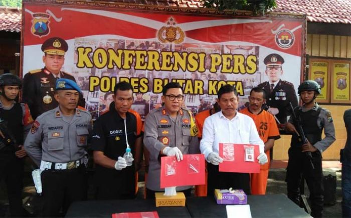Digerebek Petugas, Tersangka Narkoba di Blitar Coba Buang Barang Bukti Digerebek Petugas, Tersangka Narkoba di Blitar Coba Buang Barang Bukti