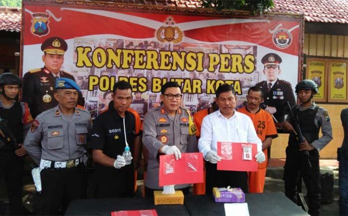 Digerebek Petugas, Tersangka Narkoba di Blitar Coba Buang Barang Bukti 