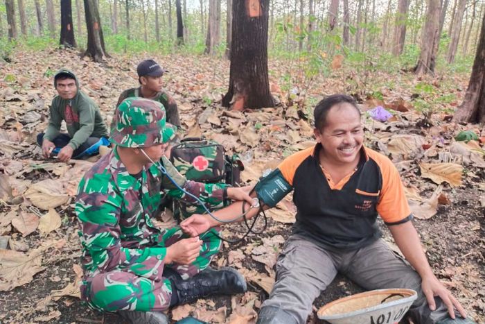 Selain Bangun Desa, Program TMMD Ke-121 di Ngawi Juga Lakukan Cek Kesehatan kepada Masyarakat Selain Bangun Desa, Program TMMD Ke-121 di Ngawi Juga Lakukan Cek Kesehatan kepada Masyarakat