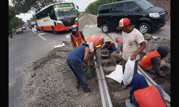 Jelang Arus Mudik, PT KAI Daop VII Intensifkan Perbaikan Rel Kereta Jelang Arus Mudik, PT KAI Daop VII Intensifkan Perbaikan Rel Kereta