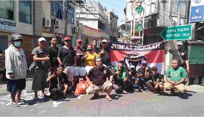 Komunitas Jarak Dolly Bagikan 350 Nasbung pada Warga dan Pengendara di Bekas Lokalisasi Komunitas Jarak Dolly Bagikan 350 Nasbung pada Warga dan Pengendara di Bekas Lokalisasi