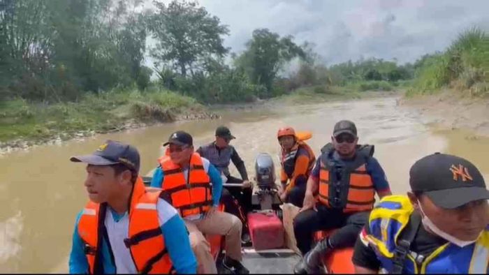 Antisipasi Banjir, Bupati Gresik Susuri Kali Lamong dan Cek Proyek Jembatan Antisipasi Banjir, Bupati Gresik Susuri Kali Lamong dan Cek Proyek Jembatan