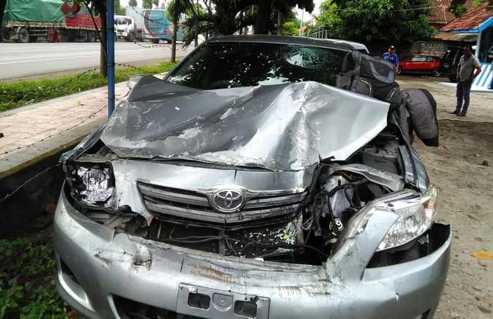 Mobil Wakil Ketua DPRD Gresik Bertabrakan dengan Bus Jaya Utama Mobil Wakil Ketua DPRD Gresik Bertabrakan dengan Bus Jaya Utama