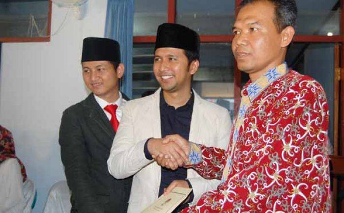 Suami Arumi Bachsin dan Arifin Daftar ke KPU Trenggalek Suami Arumi Bachsin dan Arifin Daftar ke KPU Trenggalek