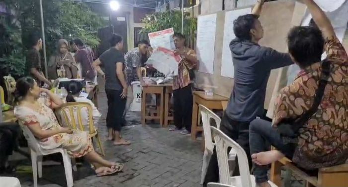 Honor Rp1,1 Juta, KPPS Bekerja sejak Pagi Hingga Pukul 03.00 Dini Hari Honor Rp1,1 Juta, KPPS Bekerja sejak Pagi Hingga Pukul 03.00 Dini Hari