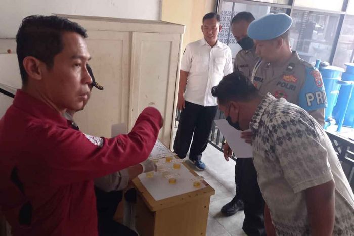 Antisipasi Peredaran Narkoba, Polres Mojokerto Kota Gelar Tes Urine ke Puluhan Personelnya Antisipasi Peredaran Narkoba, Polres Mojokerto Kota Gelar Tes Urine ke Puluhan Personelnya