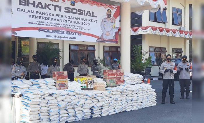 Peringati HUT ke-75 Kemerdekaan RI, Polres Batu Bagikan 250 Paket Sembako Peringati HUT ke-75 Kemerdekaan RI, Polres Batu Bagikan 250 Paket Sembako
