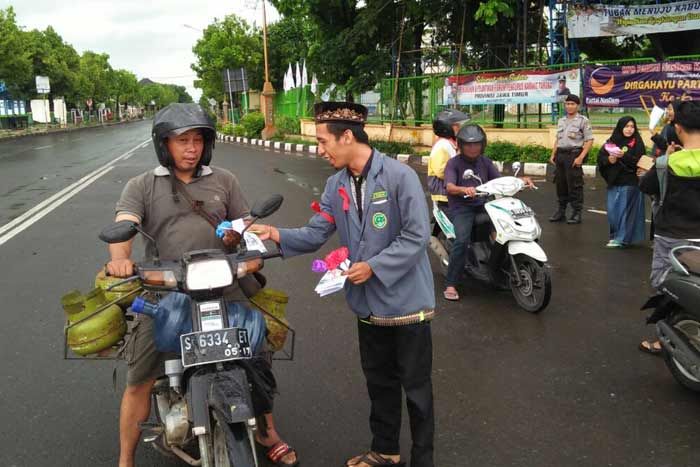 Peringati Hari Anti HIV/AIDS, IPNU-IPPNU Tuban Bagi-bagi Bunga ke Pengendara