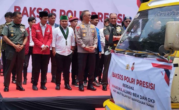 Bersama Mahasiswa, Polda Jatim Salurkan 12.050 Paket Sembako ke 38 Daerah Bersama Mahasiswa, Polda Jatim Salurkan 12.050 Paket Sembako ke 38 Daerah