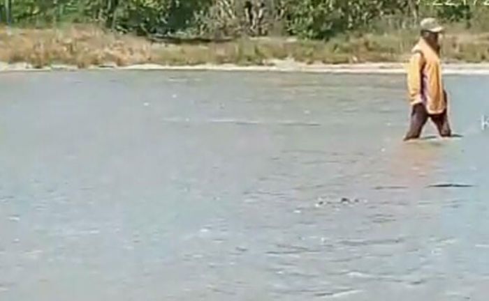 Dilanda Banjir Rob, Aktivitas Warga Desa Tanjung Pamekasan Terganggu Dilanda Banjir Rob, Aktivitas Warga Desa Tanjung Pamekasan Terganggu