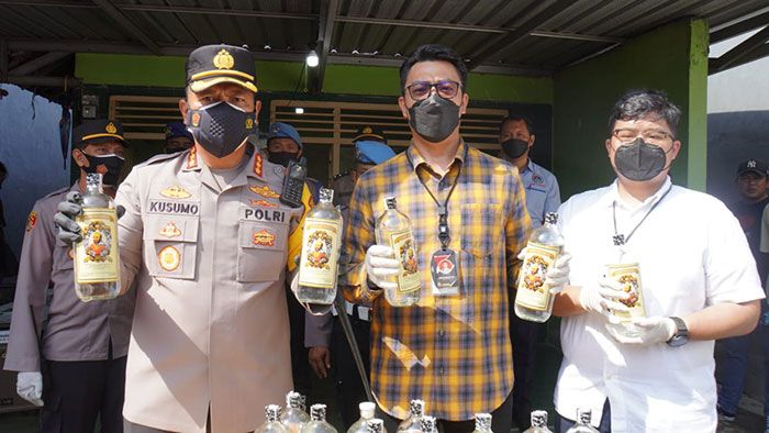Satresnarkoba Polresta Sidoarjo Grebek Rumah Produksi Miras Oplosan di Krembung Satresnarkoba Polresta Sidoarjo Grebek Rumah Produksi Miras Oplosan di Krembung