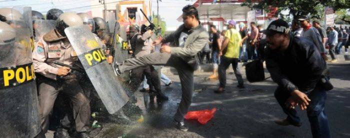 Demo Massa Prabowo Ricuh, Saling Tendang dengan Polisi di KPU Jatim